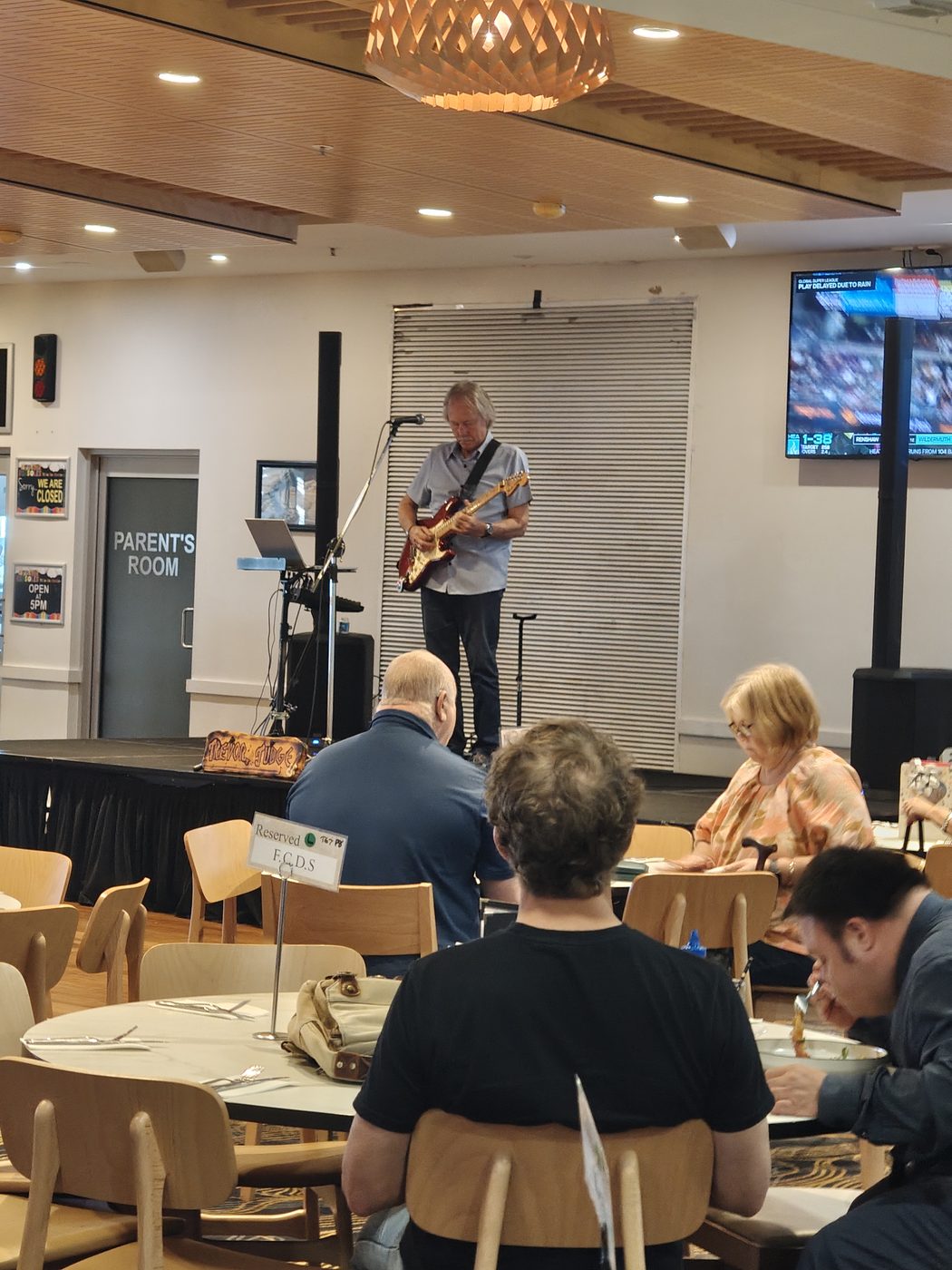 Lunch outing with live guitar performance